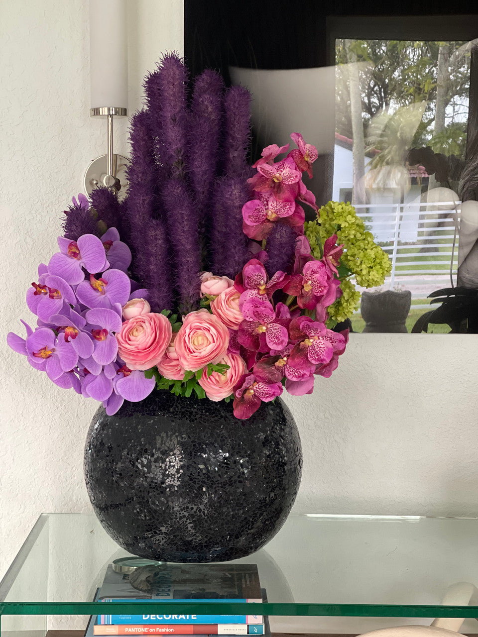 Noir Mosaic Vase avec Liatris et Orchidées