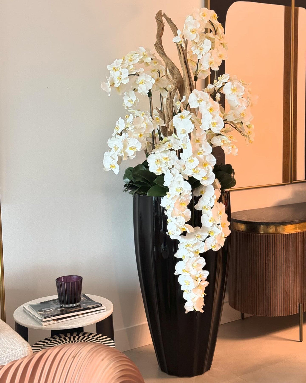 San Jose Pot en Noir Brillant avec Cascading Blanc Orchidées