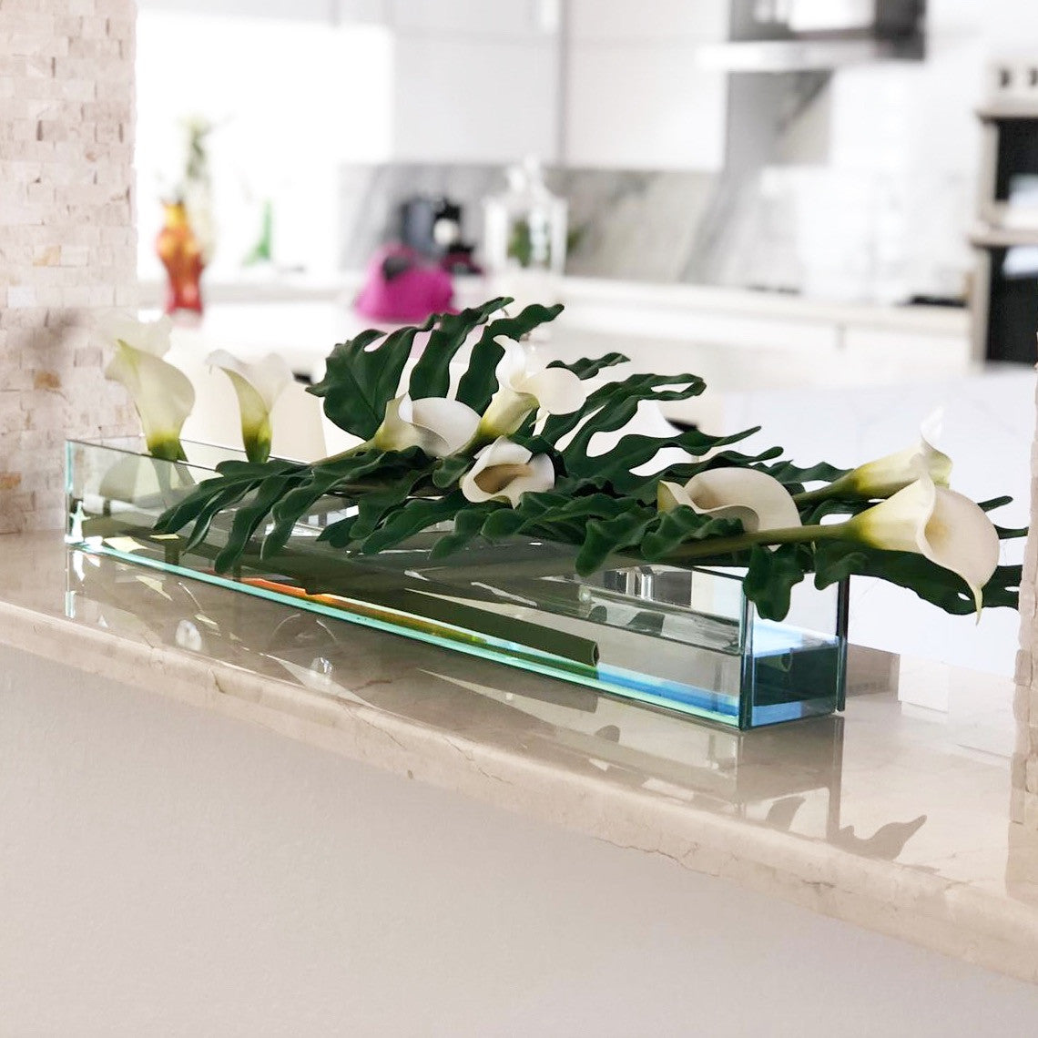 91 Cm Casa Moderna Pot Plateau en Verre avec Blanc Arums et Monstera Feuilles
