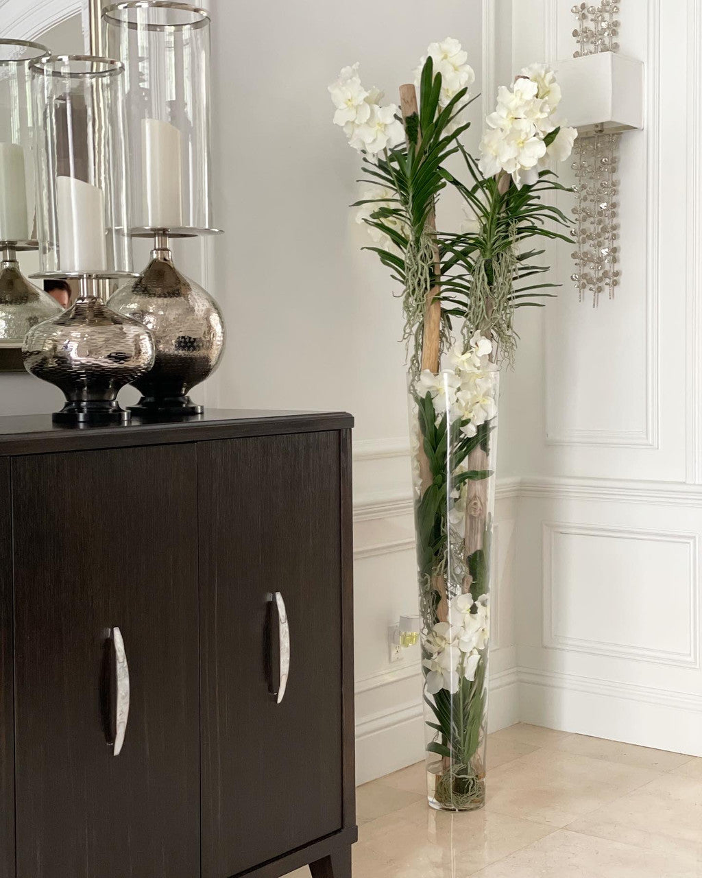 Blanc Orchidées Vanda et Bois Flotté dans Xxl Cylindre Verre Évasé