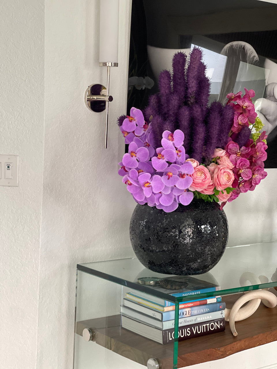 Noir Mosaic Vase avec Liatris et Orchidées
