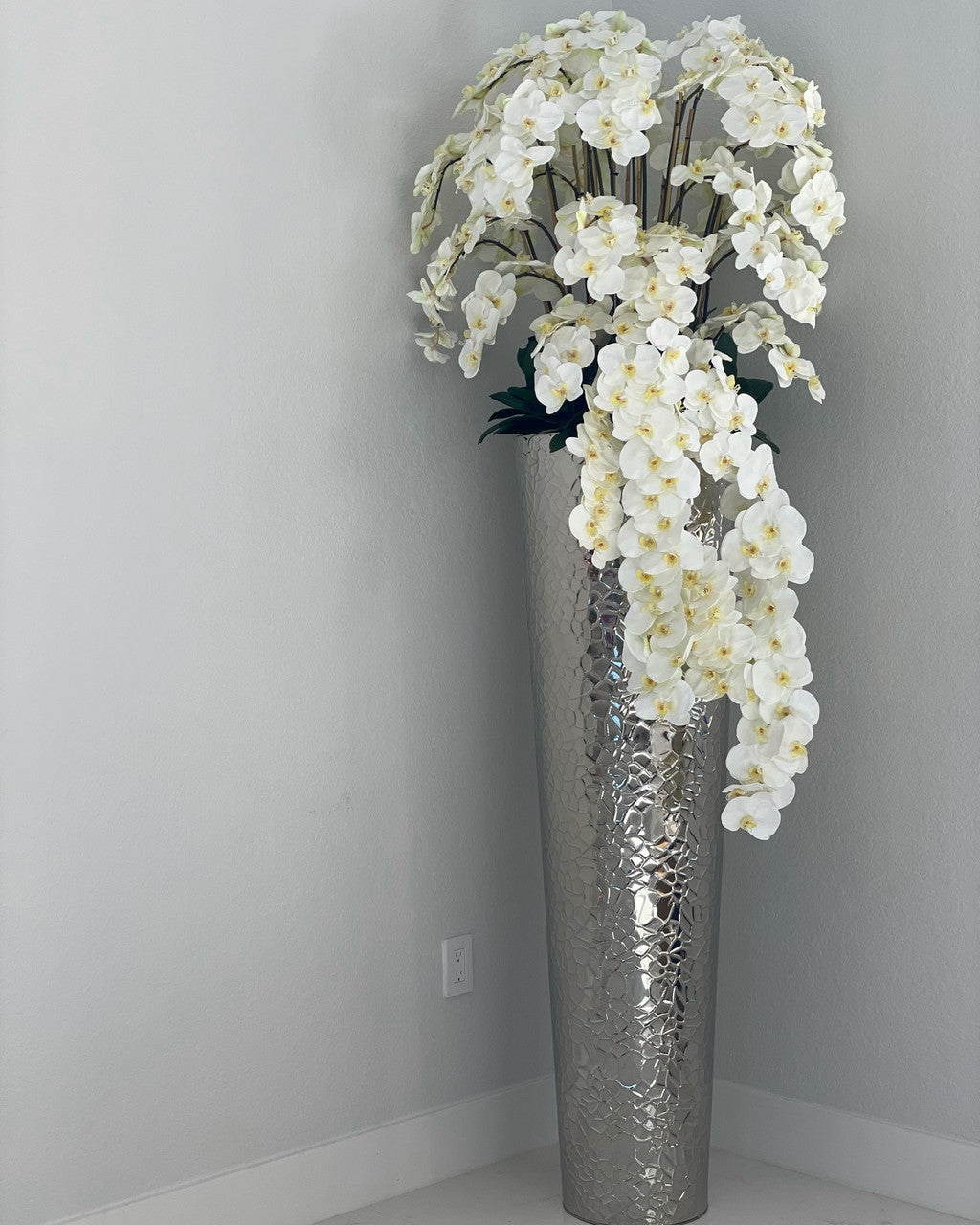 Extra Haut Hammered Pot avec Cascading Orchidées Phalaenopsis