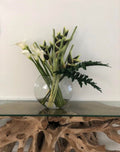 Vase Lune avec Vert Heliconias et Arums