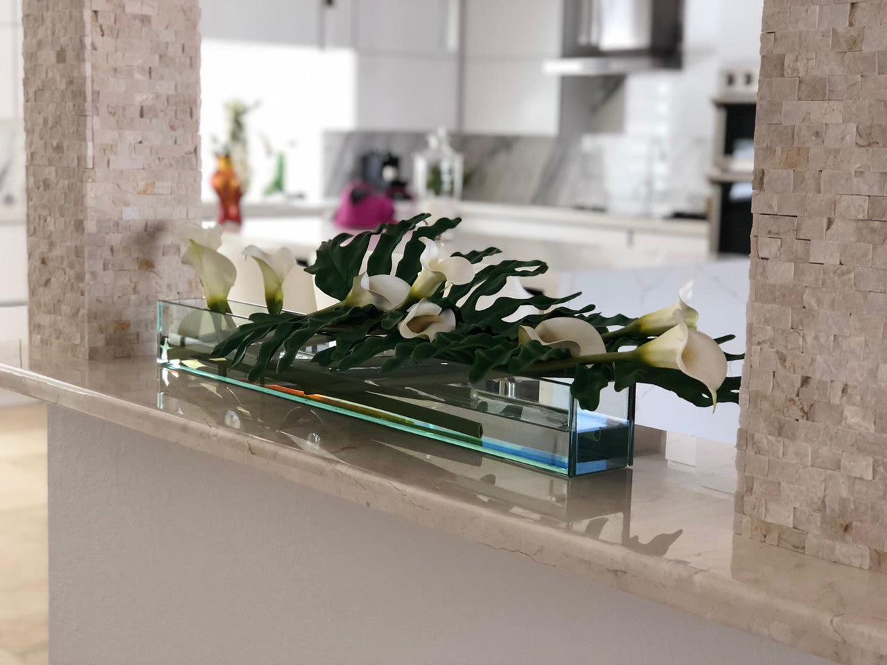 91 Cm Casa Moderna Pot Plateau en Verre avec Blanc Arums et Monstera Feuilles
