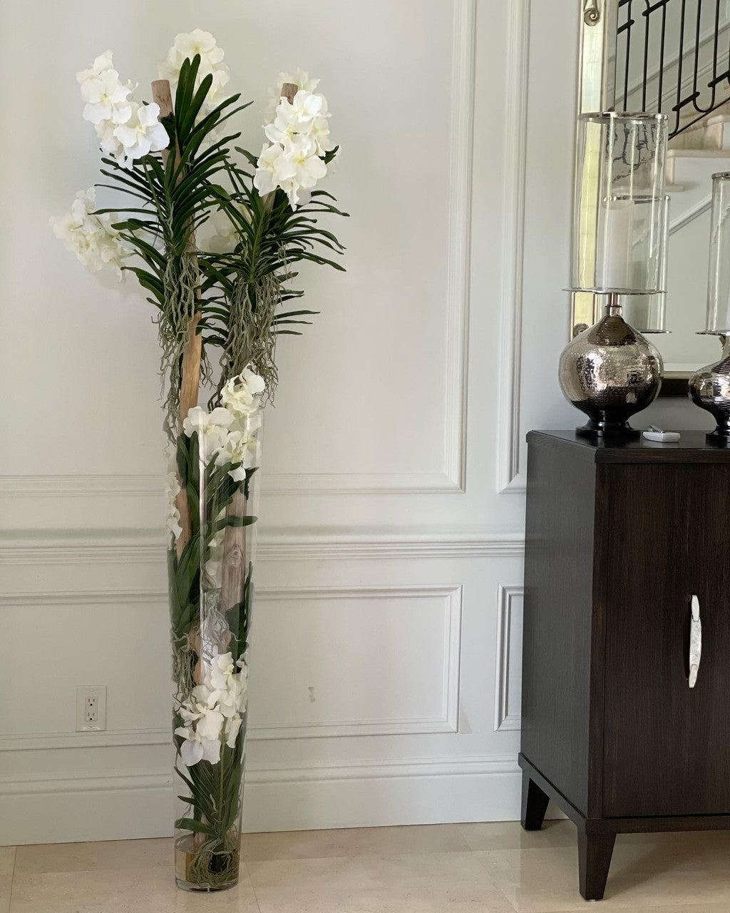 Blanc Orchidées Vanda et Bois Flotté dans Xxl Cylindre Verre Évasé