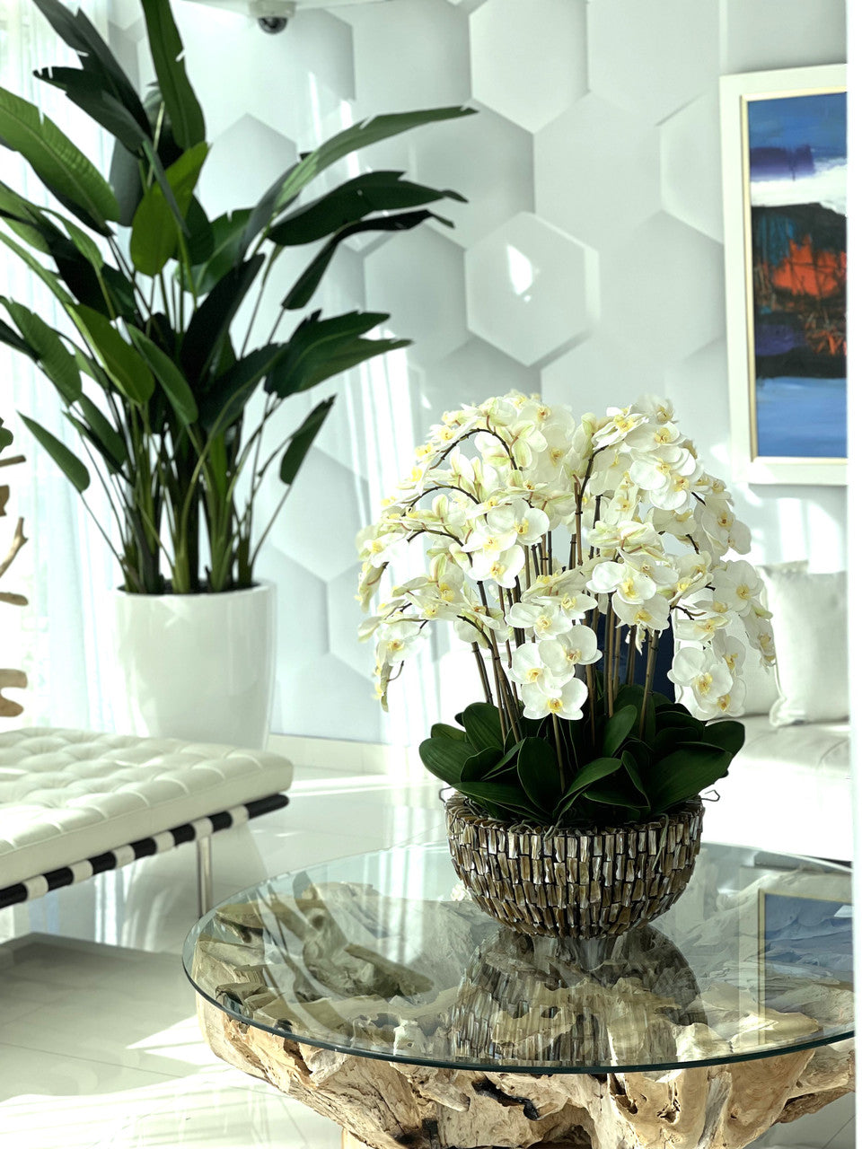 Très Grand Abalone Vase avec Cascading Blanc Orchidées