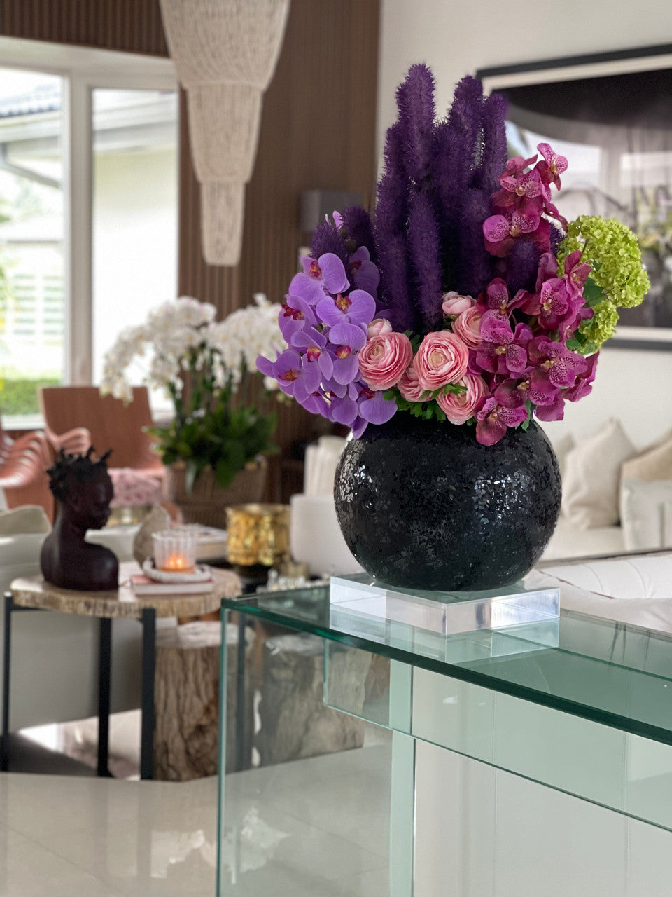 Noir Mosaic Vase avec Liatris et Orchidées