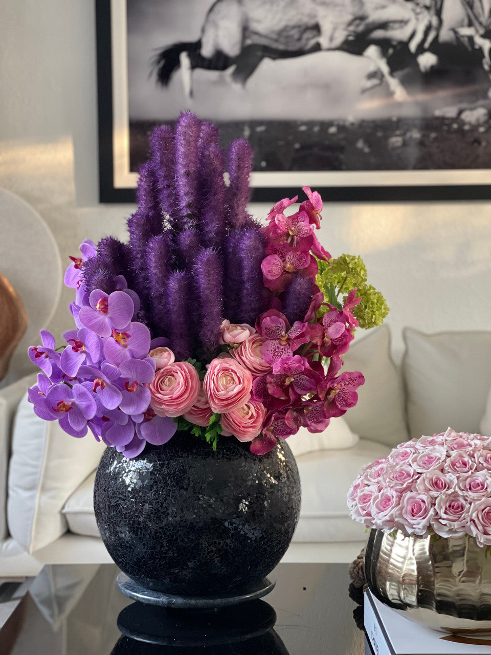 Noir Mosaic Vase avec Liatris et Orchidées