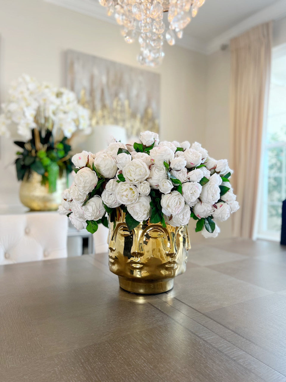 Grand Polished Doré Visage Vase avec Blanc English Roses