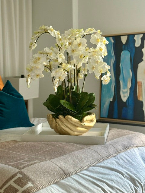 Blanc Orchidées Phalaenopsis en Doré Vase Sculpture Mains Ouvertes