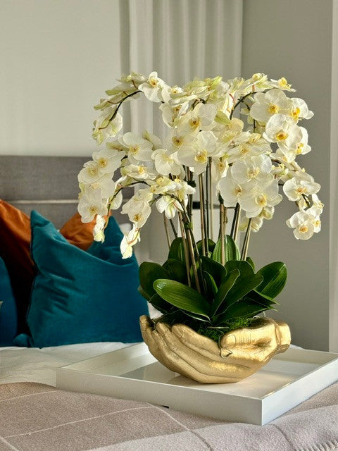 Blanc Orchidées Phalaenopsis en Doré Vase Sculpture Mains Ouvertes