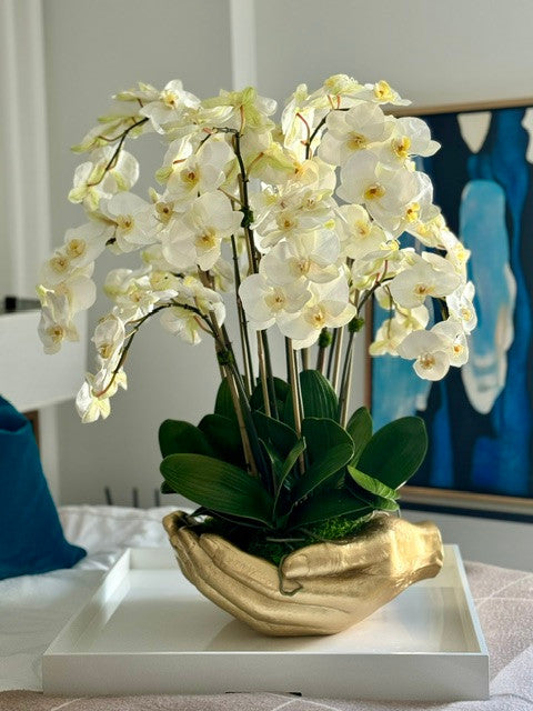 Blanc Orchidées Phalaenopsis en Doré Vase Sculpture Mains Ouvertes