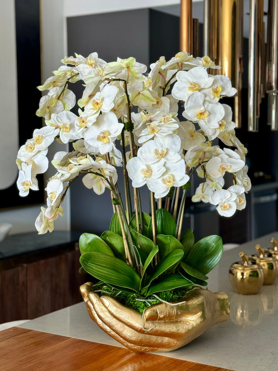 Blanc Orchidées Phalaenopsis en Doré Vase Sculpture Mains Ouvertes