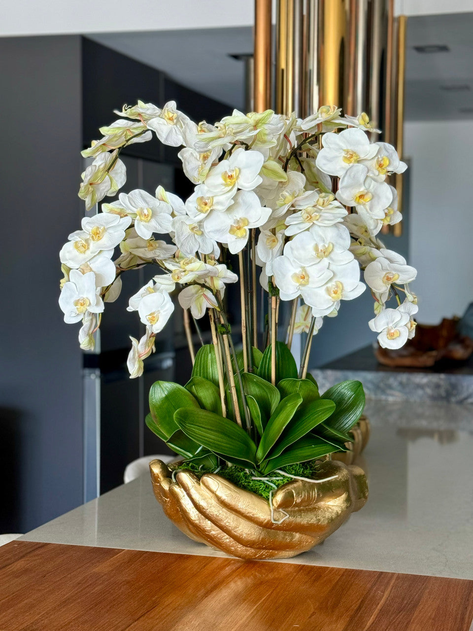 Blanc Orchidées Phalaenopsis en Doré Vase Sculpture Mains Ouvertes