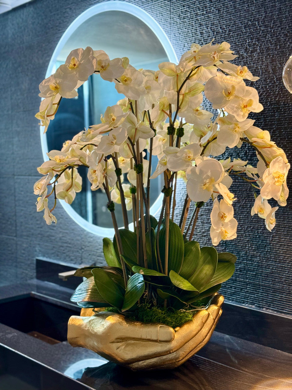 Blanc Orchidées Phalaenopsis en Doré Vase Sculpture Mains Ouvertes