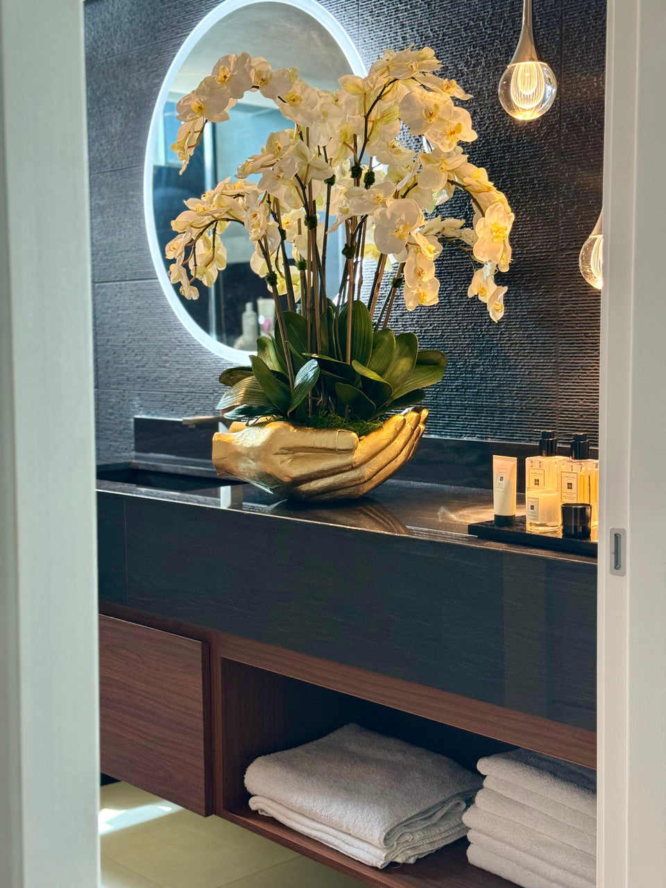Blanc Orchidées Phalaenopsis en Doré Vase Sculpture Mains Ouvertes