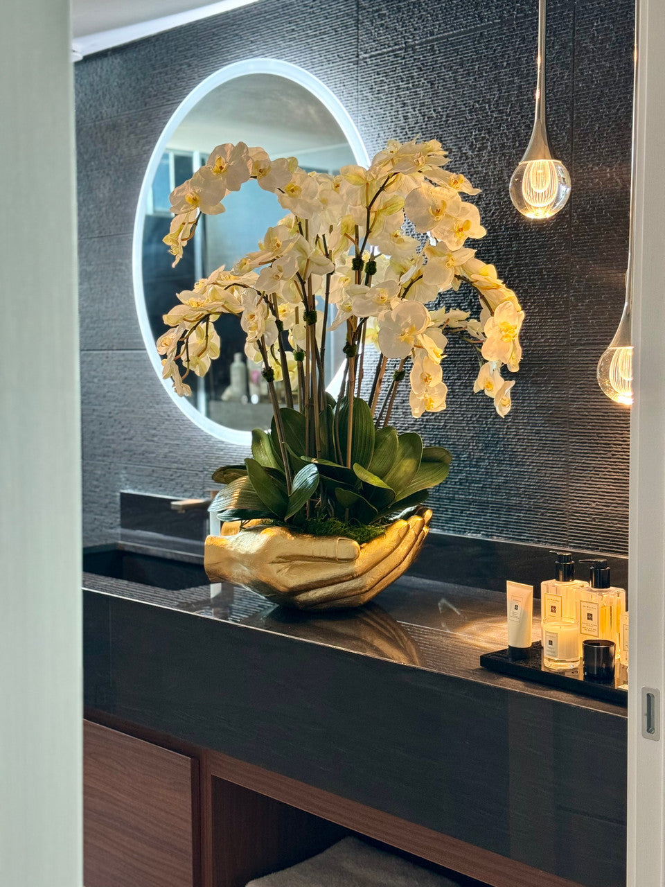 Blanc Orchidées Phalaenopsis en Doré Vase Sculpture Mains Ouvertes