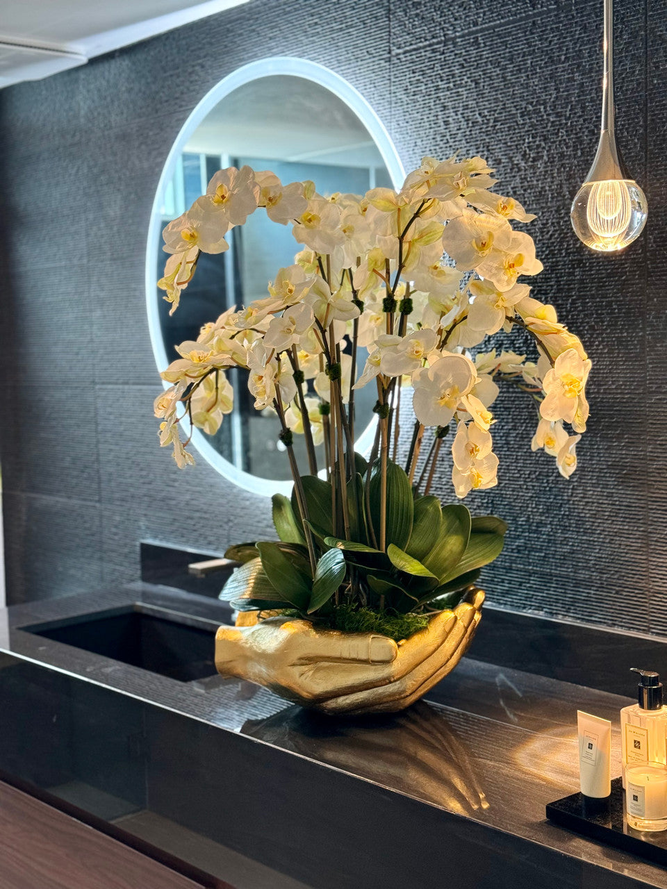 Blanc Orchidées Phalaenopsis en Doré Vase Sculpture Mains Ouvertes