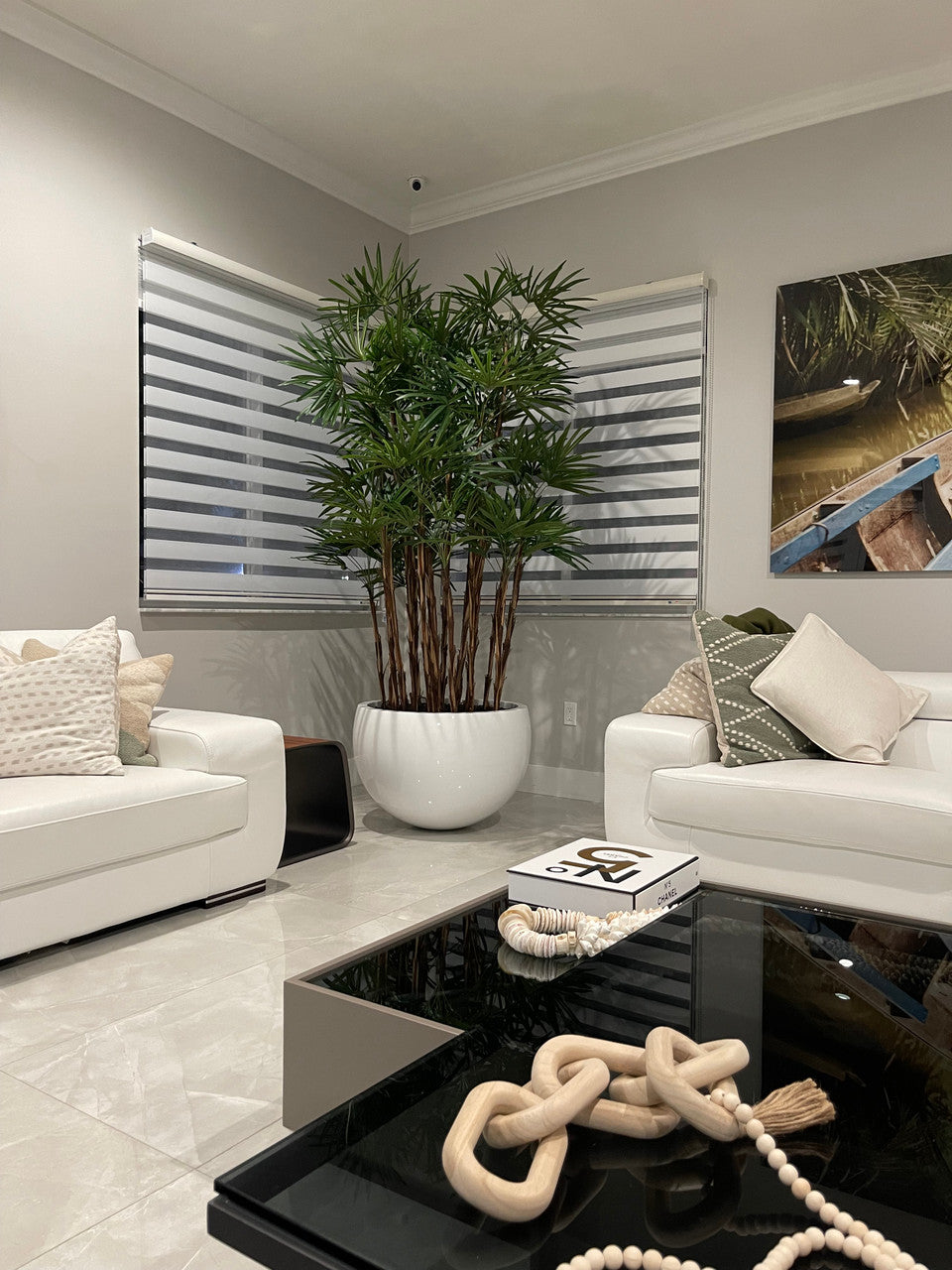 Blanc Terragona Pot avec Palmier Rhapis