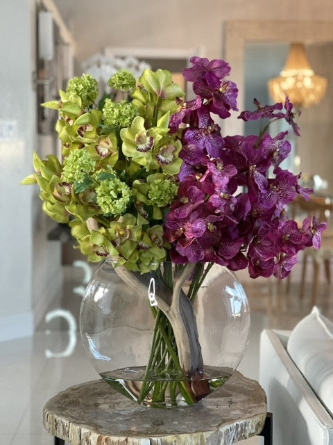 Vase Lune avec Vert Snowball Hortensias, Vert Cymbidiums et Fuchsia Orchidées Vanda