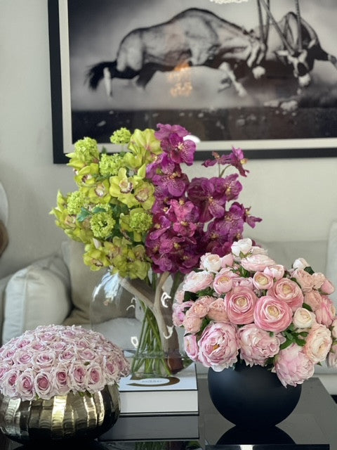 Vase Lune avec Vert Snowball Hortensias, Vert Cymbidiums et Fuchsia Orchidées Vanda