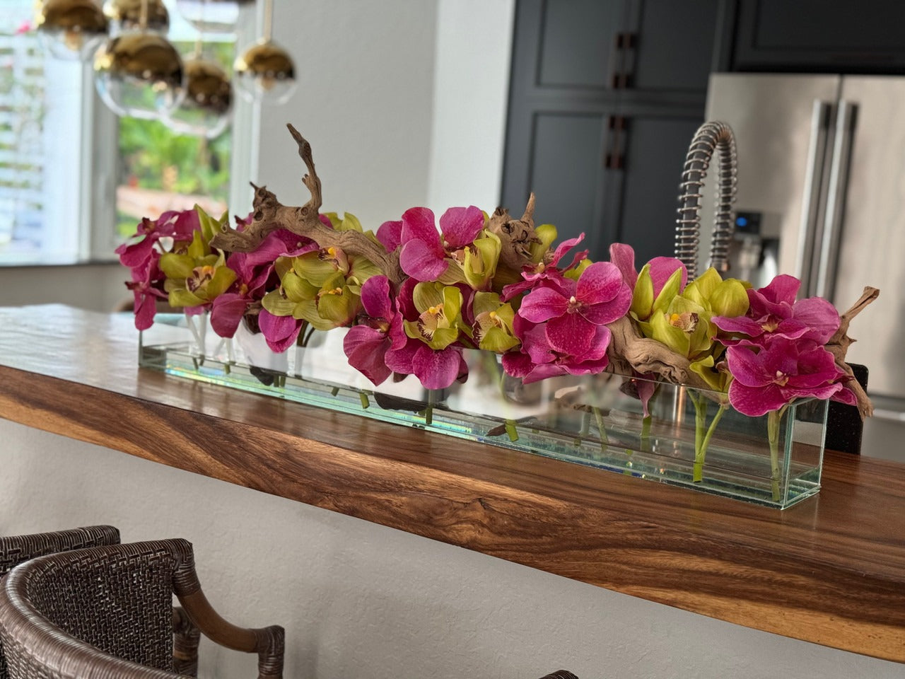 Casa Moderna Glass Pot avec Rose Vandas et Vert Cymbidiums