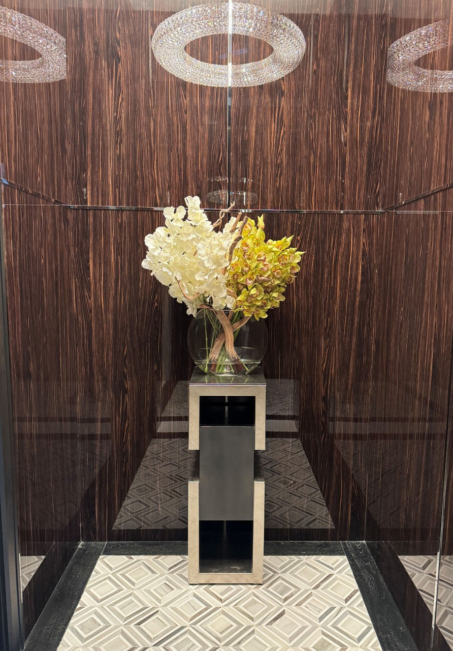 Vase Lune avec Blanc Orchidées Vanda et Vert Cymbidiums