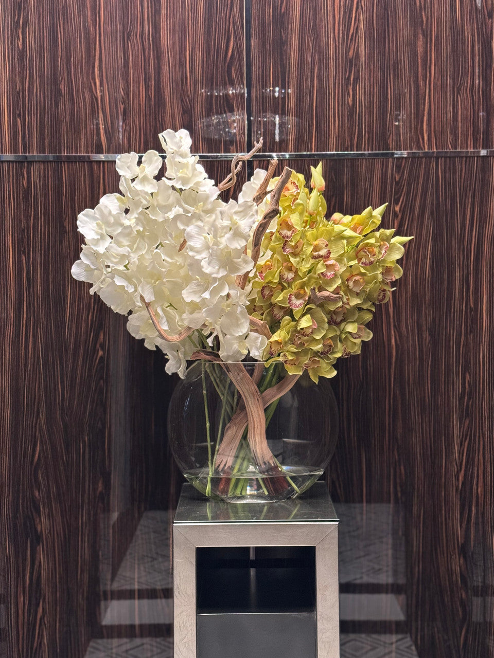 Vase Lune avec Blanc Orchidées Vanda et Vert Cymbidiums