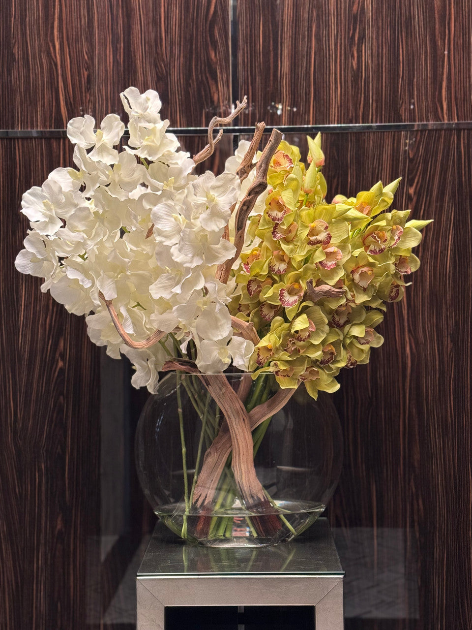 Vase Lune avec Blanc Orchidées Vanda et Vert Cymbidiums