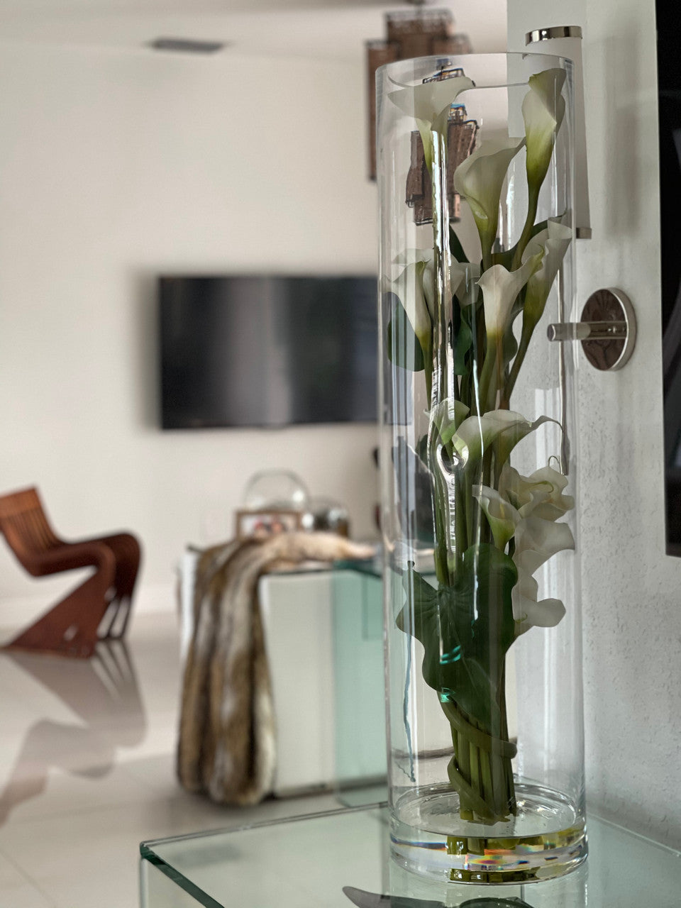 Rota Cylindre avec Blanc Arums et Feuilles