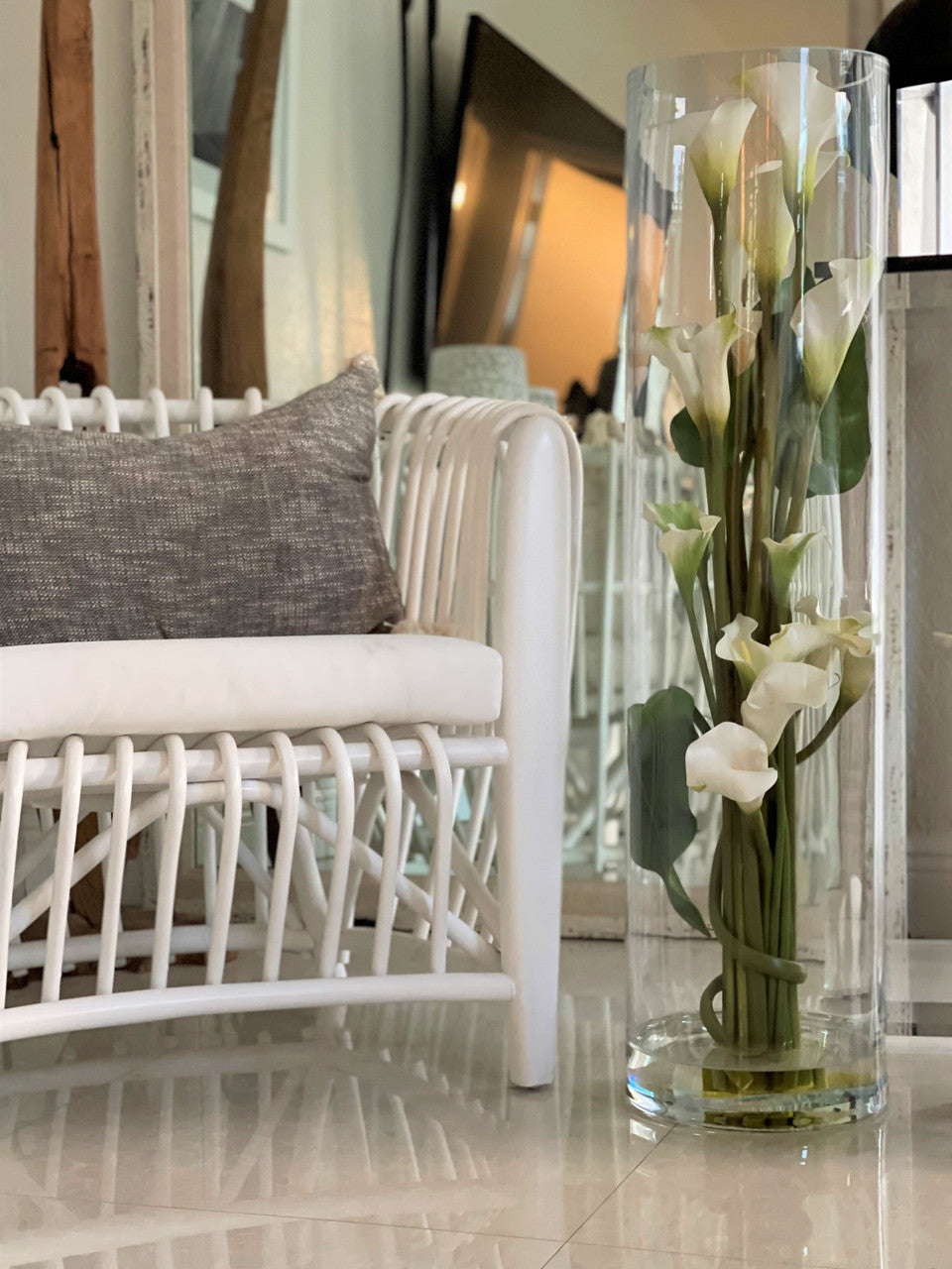 Rota Cylindre avec Blanc Arums et Feuilles