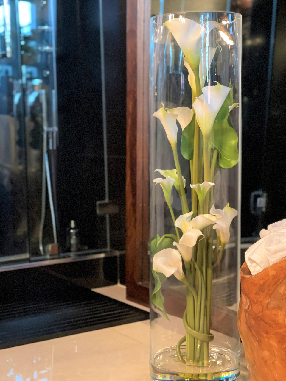 Rota Cylindre avec Blanc Arums et Feuilles