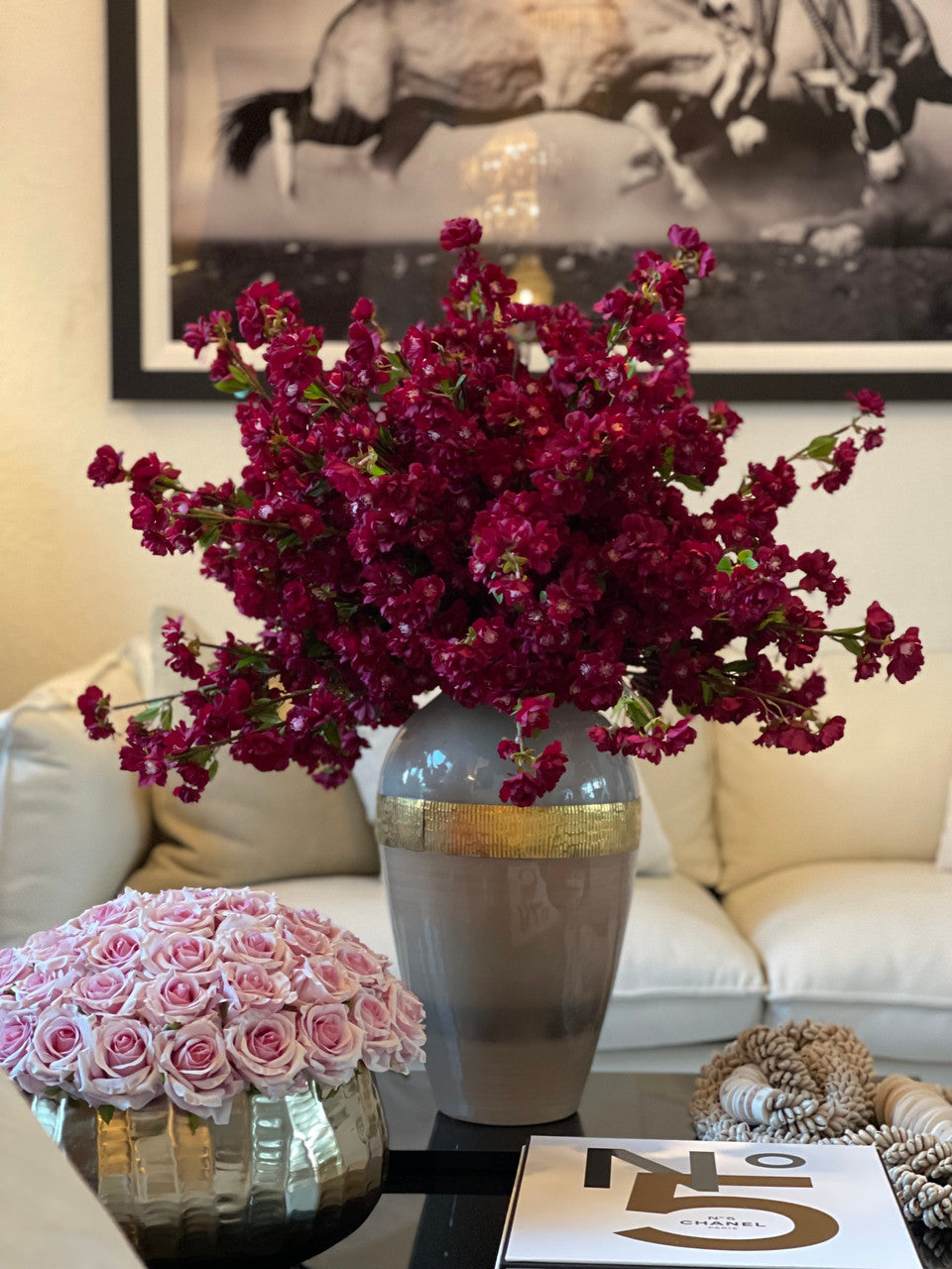 Goddess Vase avec Burgundy Fleurs de Cerisier