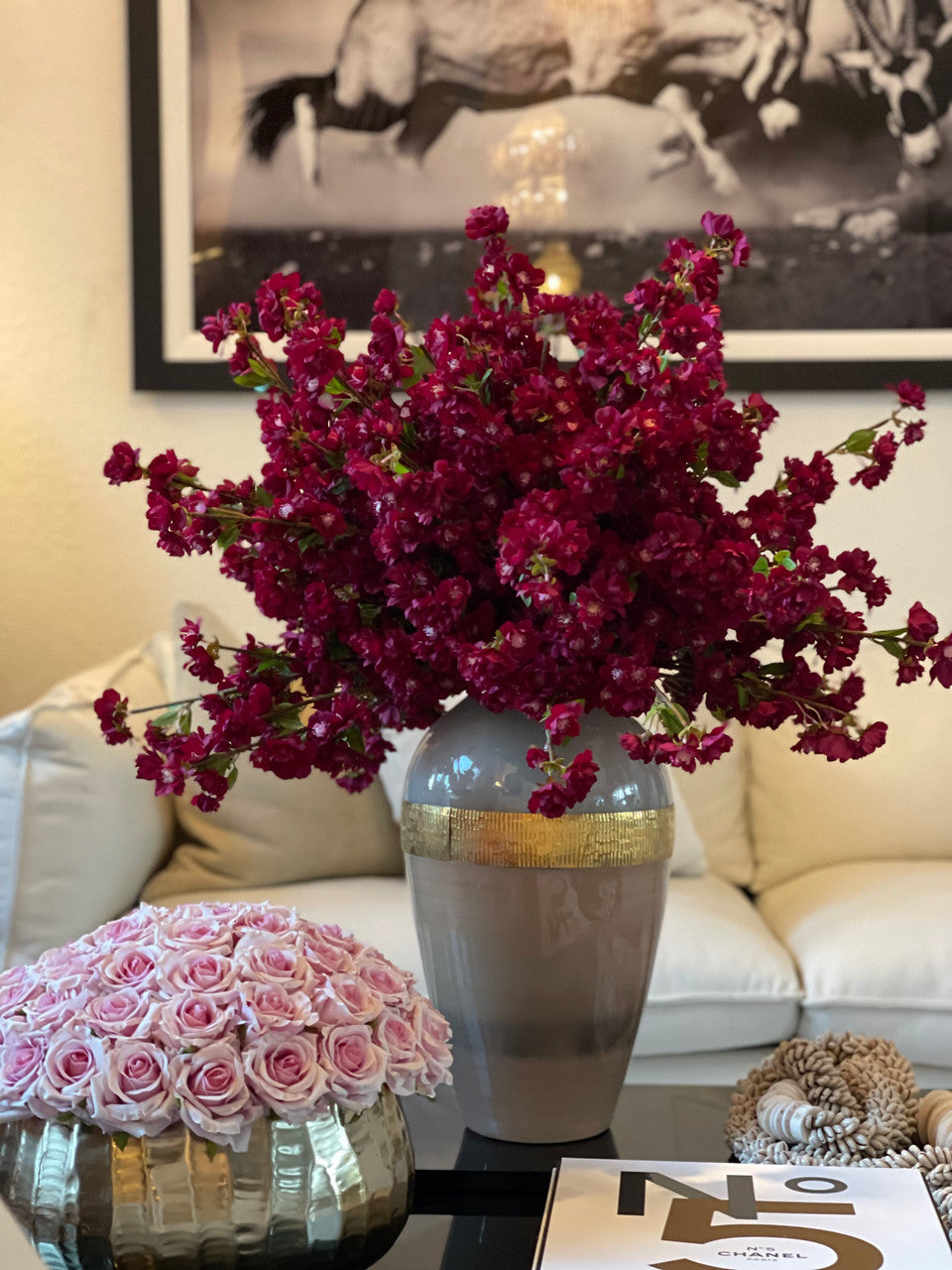 Goddess Vase avec Burgundy Fleurs de Cerisier