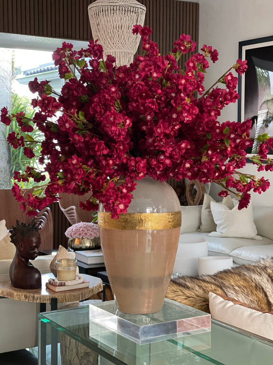Goddess Vase avec Burgundy Fleurs de Cerisier