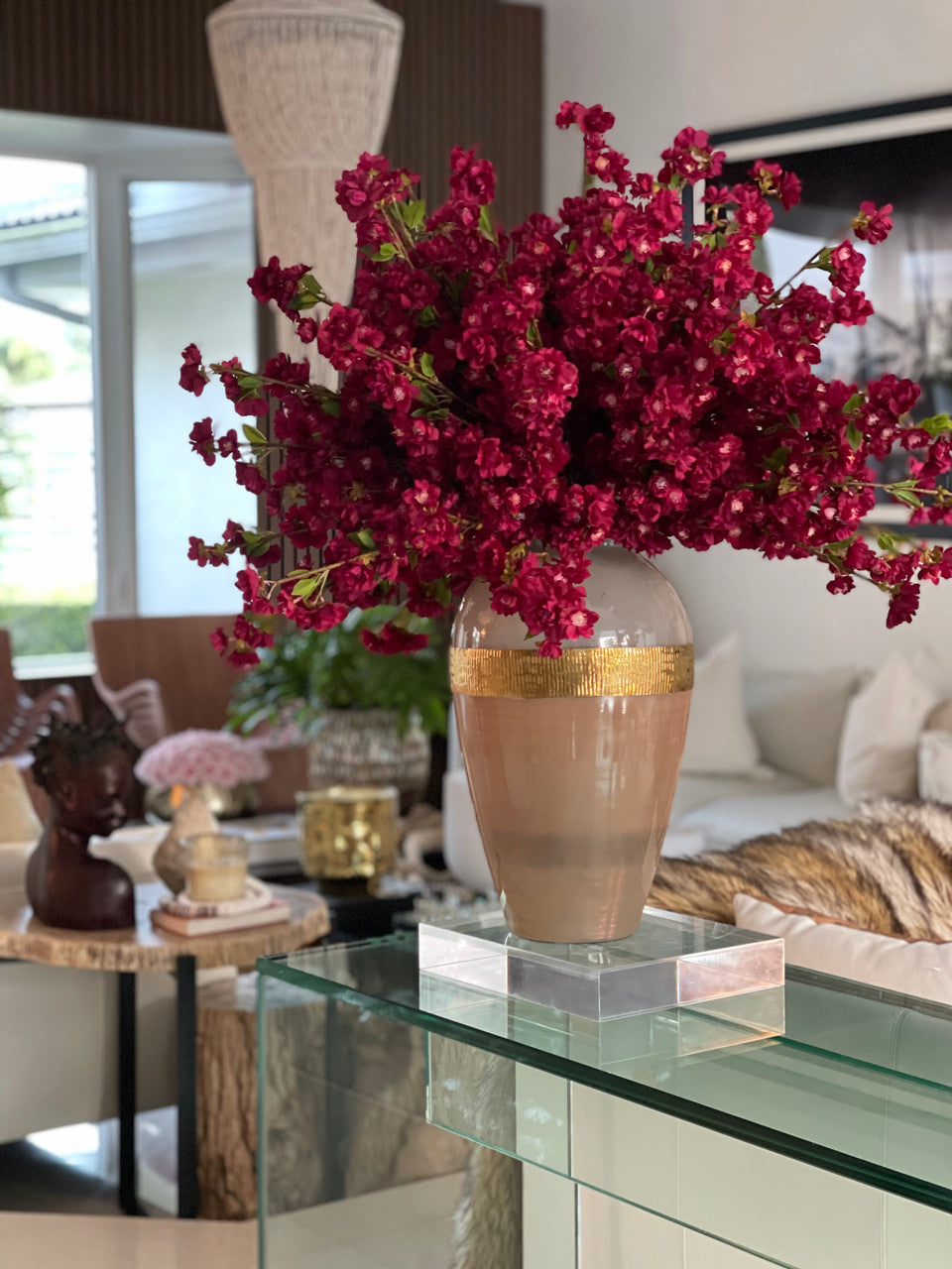 Goddess Vase avec Burgundy Fleurs de Cerisier