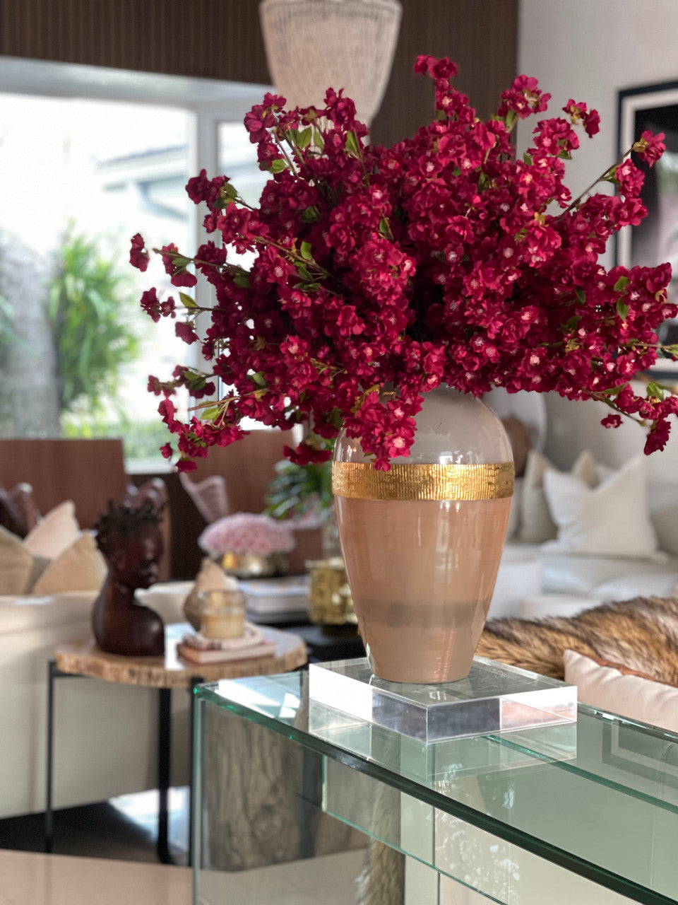 Goddess Vase avec Burgundy Fleurs de Cerisier