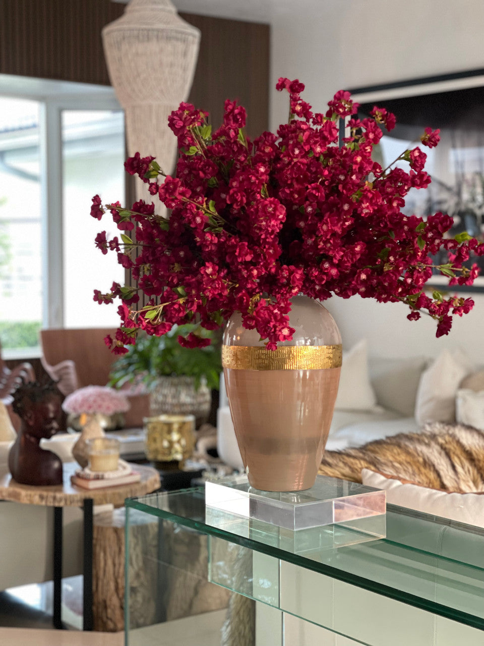 Goddess Vase avec Burgundy Fleurs de Cerisier