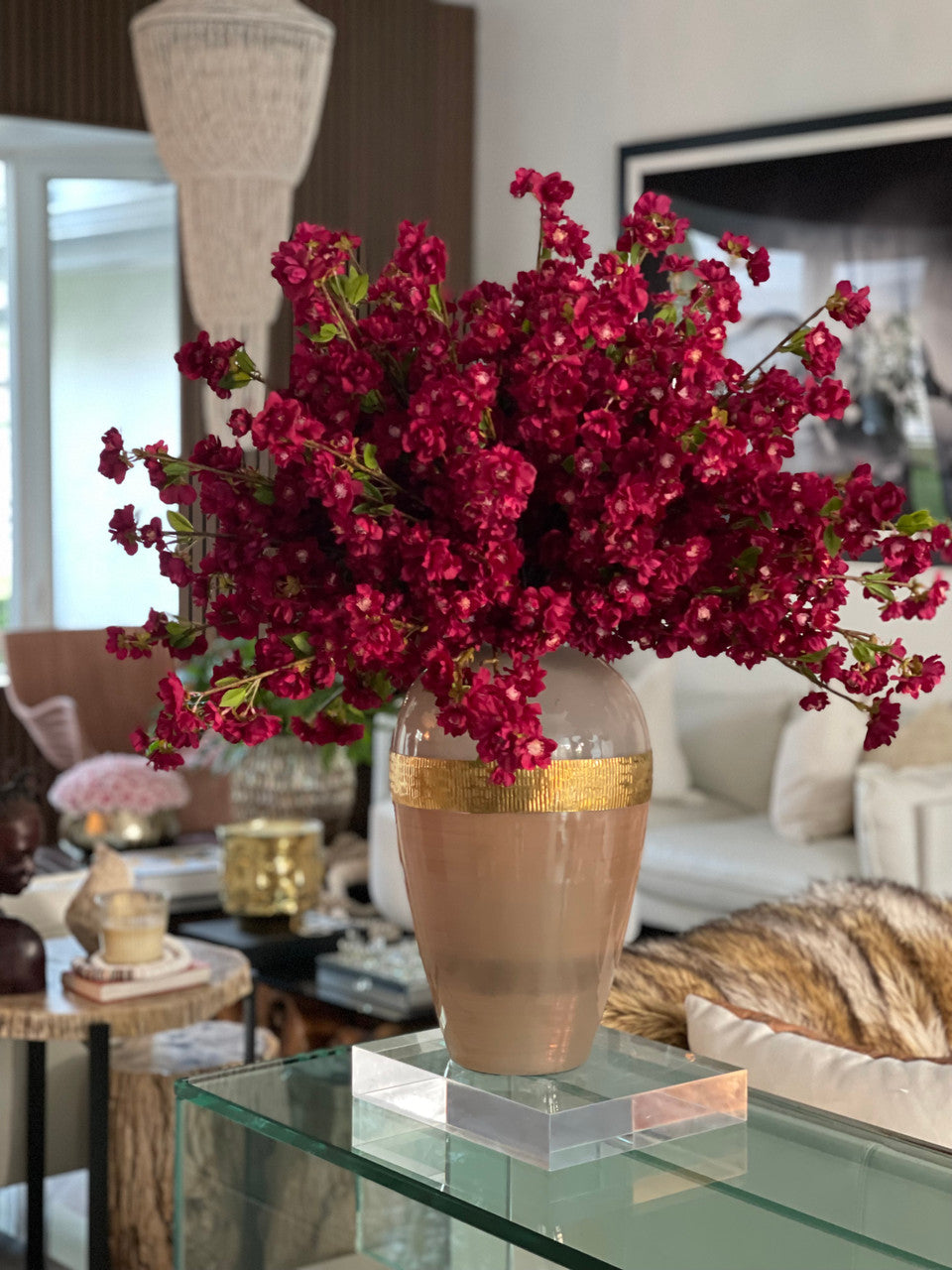 Goddess Vase avec Burgundy Fleurs de Cerisier
