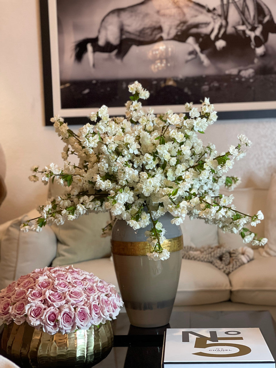 Goddess Vase avec Blanc Fleurs de Cerisier