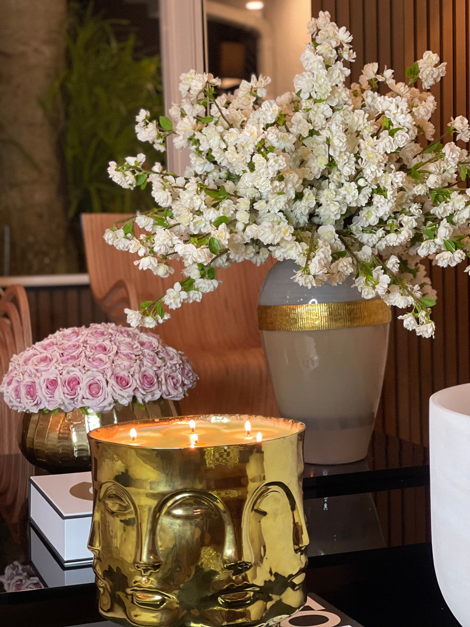 Goddess Vase avec Blanc Fleurs de Cerisier