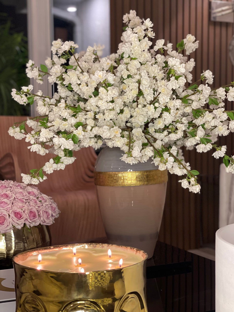 Goddess Vase avec Blanc Fleurs de Cerisier