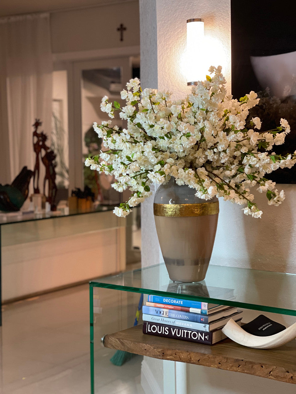 Goddess Vase avec Blanc Fleurs de Cerisier