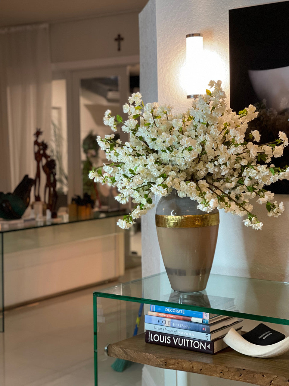 Goddess Vase avec Blanc Fleurs de Cerisier