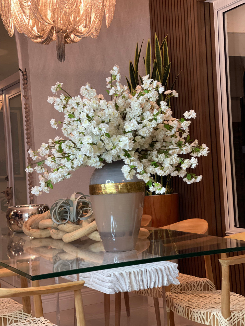 Goddess Vase avec Blanc Fleurs de Cerisier