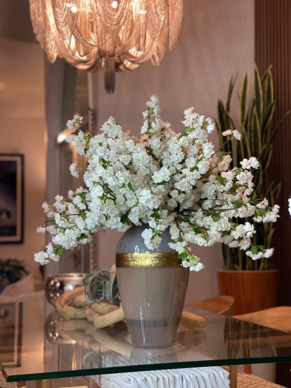 Goddess Vase avec Blanc Fleurs de Cerisier
