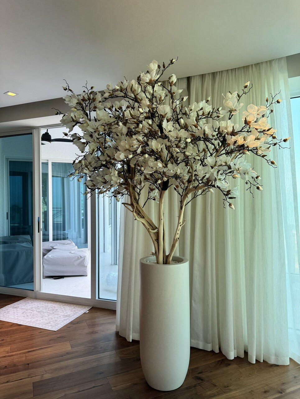 244 Cm Blanc Magnolia Arbre en Mat Beige St. Tropez Pot