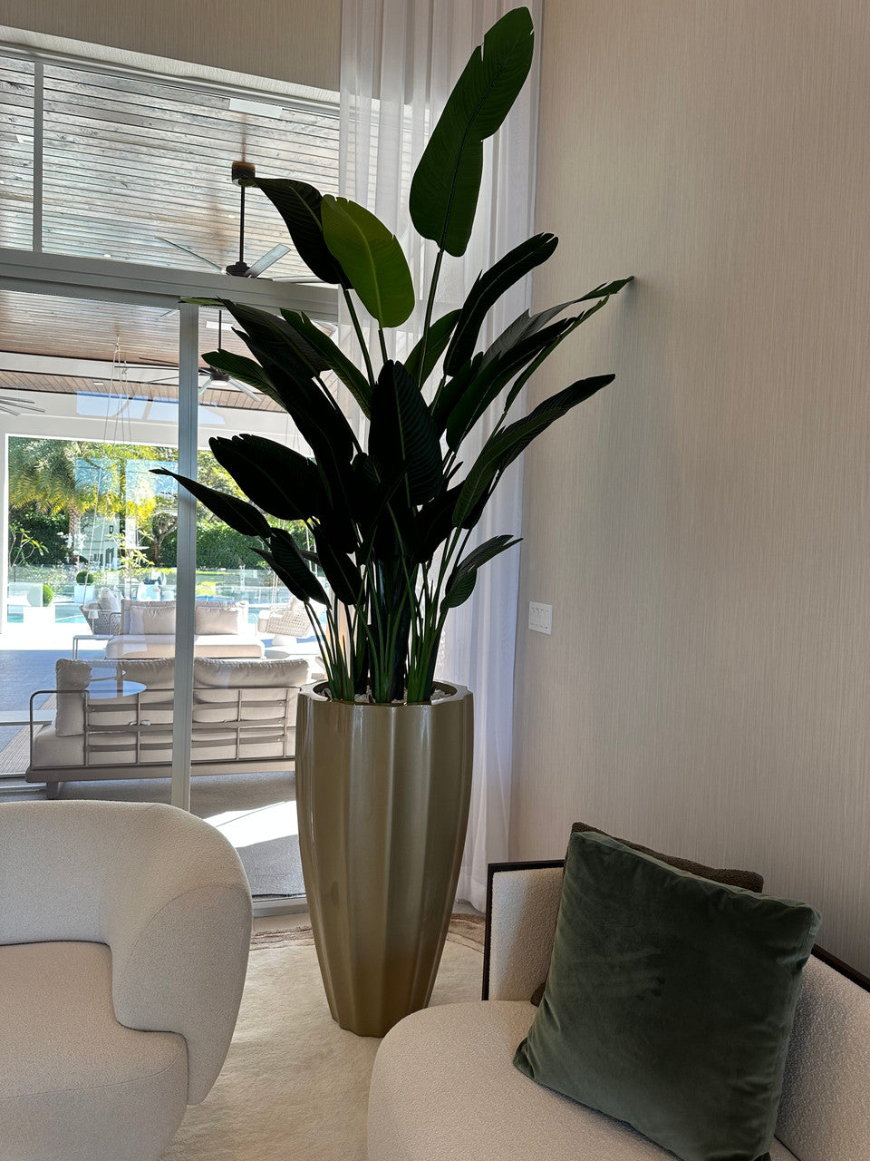 San Jose Fluted Pot en Champagne avec Birds de Paradise