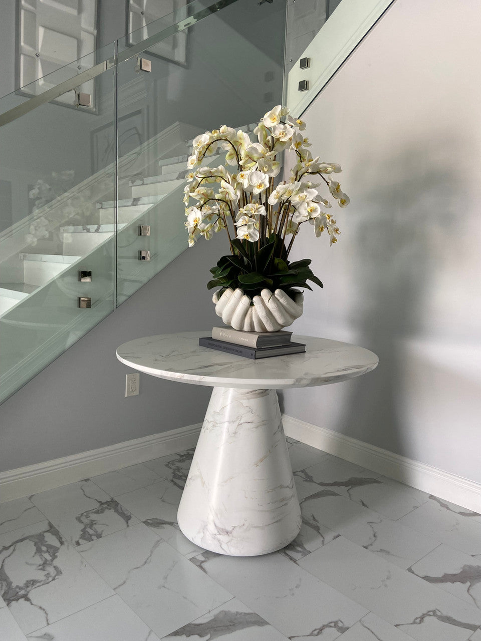 Blanc Orchidées Phalaenopsis en Blanc Vase Sculpture Mains Ouvertes