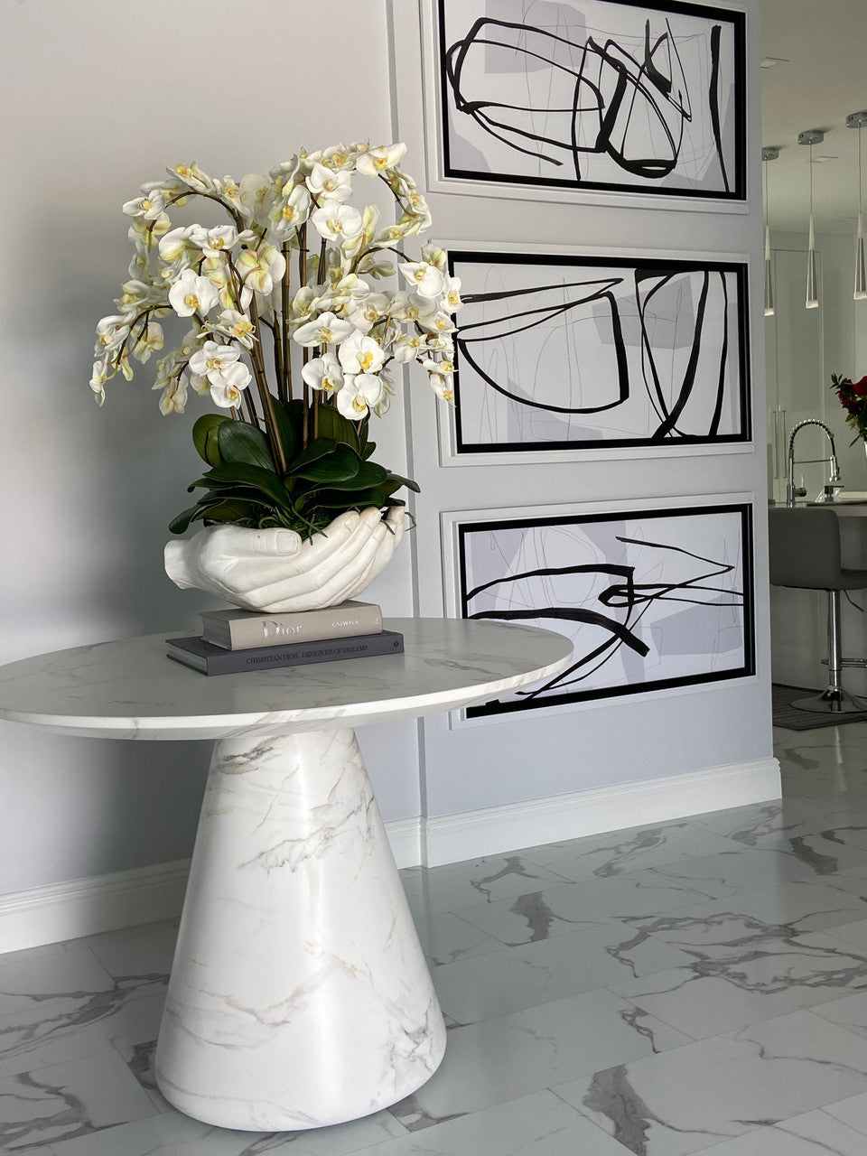 Blanc Orchidées Phalaenopsis en Blanc Vase Sculpture Mains Ouvertes